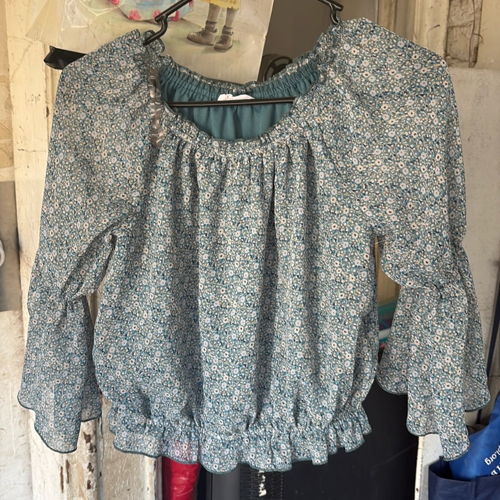 Very nice color and fresh blouse for a lil girl